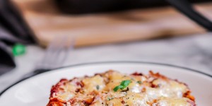 Beitragsbild des Blogbeitrags VEGANE LASAGNE (OHNE TOFU | FLEISCHIG)