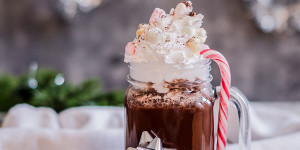 Beitragsbild des Blogbeitrags SCHOKOLADEN KAFFEE IM CHRISTMAS LOOK | VEGAN 