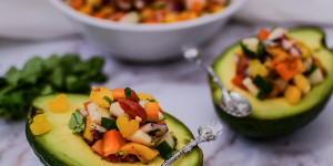 Beitragsbild des Blogbeitrags GEFÜLLTE AVOCADO VON CARINA | GLUTENFREE & VEGAN