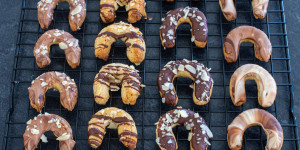 Beitragsbild des Blogbeitrags Schoko-Mandel-Kipferl mit Marzipan