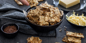 Beitragsbild des Blogbeitrags Käse Cracker – gesunder Snack 