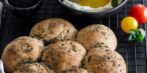 Beitragsbild des Blogbeitrags Orientalische Gewürzbrötchen mit Frischkäse