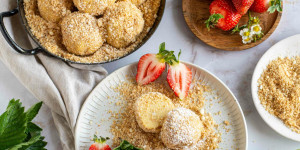 Beitragsbild des Blogbeitrags Topfenknödel mit Erdbeersauce