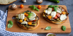 Beitragsbild des Blogbeitrags Mediterrane Fladenbrot-Pizza mit gegrilltem Gemüse 