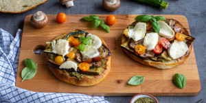 Beitragsbild des Blogbeitrags Mediterrane Fladenbrot-Pizza mit gegrilltem Gemüse