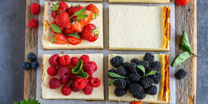 Beitragsbild des Blogbeitrags Einfache Cheesecake-Schnitten mit Beeren 