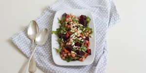 Beitragsbild des Blogbeitrags rezept: kichererbsensalat mit roten rüben