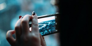Beitragsbild des Blogbeitrags Neue Handy App macht euch zum Spion – Bedenken wegen Datenschutz
