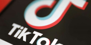 Beitragsbild des Blogbeitrags TikTok klärt User über Video-Verbannung auf