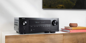 Beitragsbild des Blogbeitrags Der Denon AVR-X2700H Surround Receiver im Test: kristallklarer Sound für PS5 und Xbox Series X 