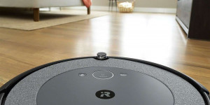 Beitragsbild des Blogbeitrags iRobot präsentiert Roomba i3+: Neuer intelligenter, selbstreinigender Saugroboter kommt nach Österreich
