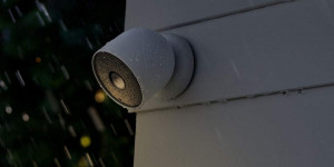 Beitragsbild des Blogbeitrags Die Google Nest Cam im Test: eine solide Akku-Überwachungskamera für Innen und Außen