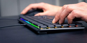 Beitragsbild des Blogbeitrags Cherry MX 10.0N RGB: mechanisches Low Profile Keyboard mit Metallgehäuse 