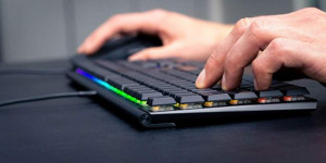 Beitragsbild des Blogbeitrags Cherry MX 10.0N RGB: mechanisches Low Profile Keyboard mit Metallgehäuse