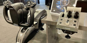 Beitragsbild des Blogbeitrags Thrustmaster enthüllt offiziell die TCA Yoke Boeing Edition & Quadrant für PC & Xbox