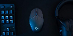 Beitragsbild des Blogbeitrags Logitech G: die kabellose Gaming-Maus G303 in der Shroud-Edition