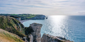 Beitragsbild des Blogbeitrags Étretat mit dem Wohnmobil 