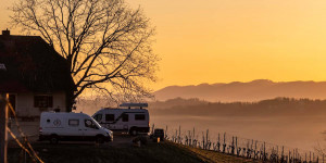 Beitragsbild des Blogbeitrags Schau Aufs Land: Der große Guide zu den schönsten Stellplätzen in Österreich