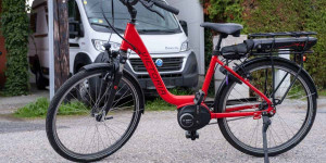 Beitragsbild des Blogbeitrags Ein Ebike unterwegs laden: Die 3 besten Varianten im Wohnmobil