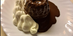 Beitragsbild des Blogbeitrags Dampfgegarter Schokogugelhupf mit Schlagobers (veraltete Bezeichnung: Mohr im Hemd)