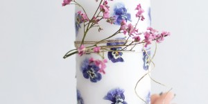 Beitragsbild des Blogbeitrags DIY Idee für den Muttertag: Kerze mit getrockneten Blumen verzieren