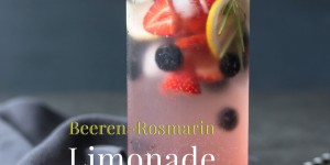 Beitragsbild des Blogbeitrags Sommerbeeren-Rosmarin-Limonade