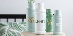 Beitragsbild des Blogbeitrags Upcyclingidee für den sommerlich gedeckten Tisch: Deko-Vasen aus Gewürzgläsern