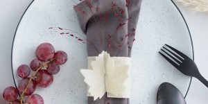 Beitragsbild des Blogbeitrags DIY Tischdeko: Filz Serviettenringe in Blattform inklusive Vorlagen