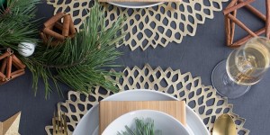 Beitragsbild des Blogbeitrags So dekoriere ich in diesem Jahr unseren Weihnachtstisch + 4 tolle Deko-Ideen mit Gewürzen