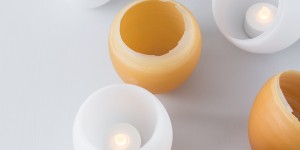 Beitragsbild des Blogbeitrags So gießt du wunderschöne, filigrane Windlichter aus Kerzenresten und Luftballons.