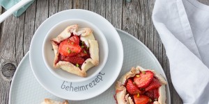 Beitragsbild des Blogbeitrags Das perfekte Wochenend-Dessert: süße Mini-Erdbeer-Tartelettes (ganz ohne Kuchenform) 