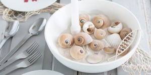 Beitragsbild des Blogbeitrags Maritime Tischdeko: Teller mit Korallenmotiv und Porzellanfarbe bemalen