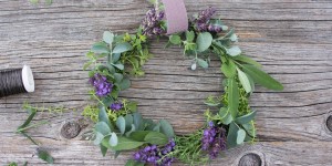 Beitragsbild des Blogbeitrags Tischdeko oder Wandbehang: Duftender Kräuter-Lavendel-Kranz für MEIN HOFER 