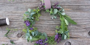 Beitragsbild des Blogbeitrags Tischdeko oder Wandbehang: Duftender Kräuter-Lavendel-Kranz für MEIN HOFER