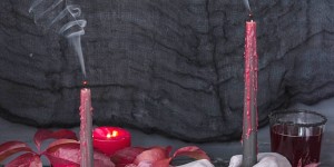 Beitragsbild des Blogbeitrags DIY Gipshände als Kerzenhalter für die nächste Halloweenparty