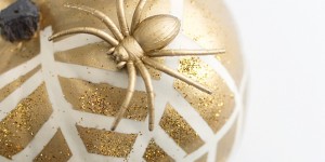 Beitragsbild des Blogbeitrags Halloween-Deko: Kürbis mit Spinnennetz verzieren