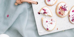 Beitragsbild des Blogbeitrags Süßes Osterrezept: Ostereier-Plätzchen mit getrockneten Rosenblüten