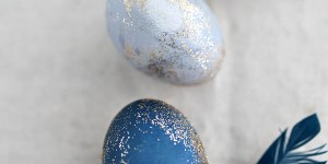 Beitragsbild des Blogbeitrags DIY: Ostereier blau färben mit nur einer Zutat aus der Küche