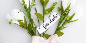 Beitragsbild des Blogbeitrags DIY Muttertagsgeschenk: Tulpen-Bouquet aus Krepp-Papier mit süßem Inhalt 