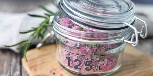 Beitragsbild des Blogbeitrags Zum Verschenken und selber würzen: Einfache Rezepte für aromatisches Gewürzsalz mit frischen Kräutern und Rotwein