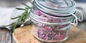 Beitragsbild des Blogbeitrags Zum Verschenken und selber würzen: Einfache Rezepte für aromatisches Gewürzsalz mit frischen Kräutern und Rotwein 