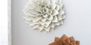 Beitragsbild des Blogbeitrags Florales für die Wand: DIY Deko-Dahlien aus Buchseiten und Korkstoff 