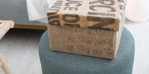 Beitragsbild des Blogbeitrags Vom Flohmarkt zum Deko-Stück: Alte Holzkiste mit Jutestoff überziehen