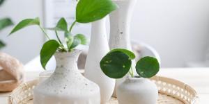 Beitragsbild des Blogbeitrags DIY Beton-Accessoires: Alte Porzellan-Vasen als Gießform verwenden