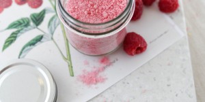 Beitragsbild des Blogbeitrags Sommer im Glas: Leckeren (kalorienfreien) Himbeer-Zucker selber machen