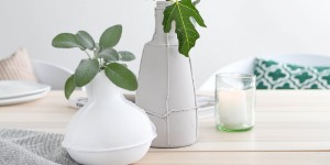 Beitragsbild des Blogbeitrags Schnelle Upcycling-Idee: Von der Ginflasche zur trendigen Deko-Vase mit Heißkleber und Kreidefarbe 