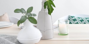 Beitragsbild des Blogbeitrags Schnelle Upcycling-Idee: Von der Ginflasche zur trendigen Deko-Vase mit Heißkleber und Kreidefarbe