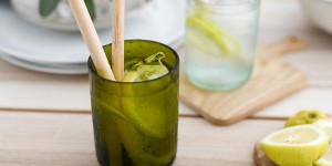 Beitragsbild des Blogbeitrags Upcycling-Idee: Trinkgläser und Kerzenhalter aus leeren Weinflaschen