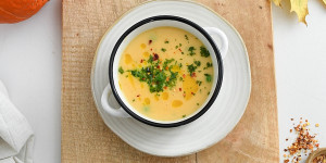 Beitragsbild des Blogbeitrags So schmeckt der Herbst: Cremige Kürbissuppe mit Kokosmilch und Ingwer 
