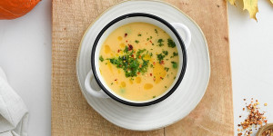 Beitragsbild des Blogbeitrags So schmeckt der Herbst: Cremige Kürbissuppe mit Kokosmilch und Ingwer
